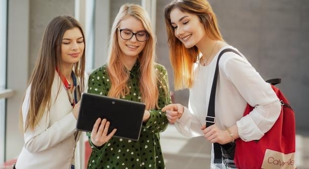 ДСВ - место для ТЕБЯ! | Uniwersytet Dolnośląski DSW we Wrocławiu: trzy dziewczyny z laptopem