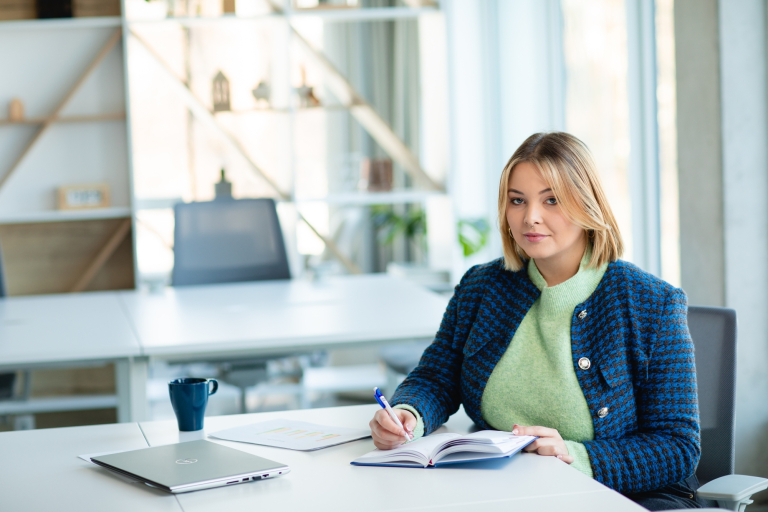 Zielone Technologie i Sztuczna inteligencja: Informatyka dla zrównoważonego rozwoju | Studia podyplomowe we Wrocławiu | Uniwersytet Dolnośląski DSW we Wrocławiu: Uniwersytet Dolnośląski DSW | studentka przy komputerze