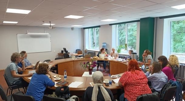 Sustainable Environmental Education by Integrating P4C Education Into STEAM Courses | Uniwersytet Dolnośląski DSW we Wrocławiu: uczestnicy projektu podczas spotkania we wrześniu 2025 roku, w Ogre na Łotwie 