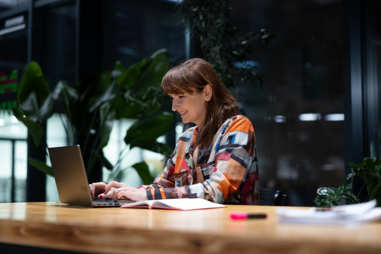 Business Intelligence | Studia podyplomowe we Wrocławiu | Uniwersytet Dolnośląski DSW we Wrocławiu: studentka pracująca przy laptopie