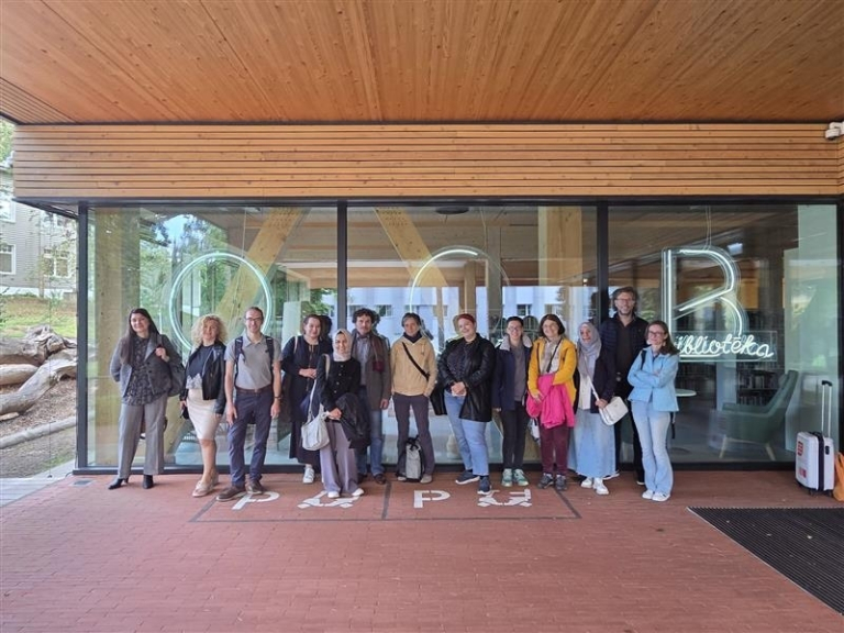 Sustainable Environmental Education by Integrating P4C Education Into STEAM Courses | Uniwersytet Dolnośląski DSW we Wrocławiu: grupa ludzi pozująca do zdjęcia podczas spotkania na Łotwie