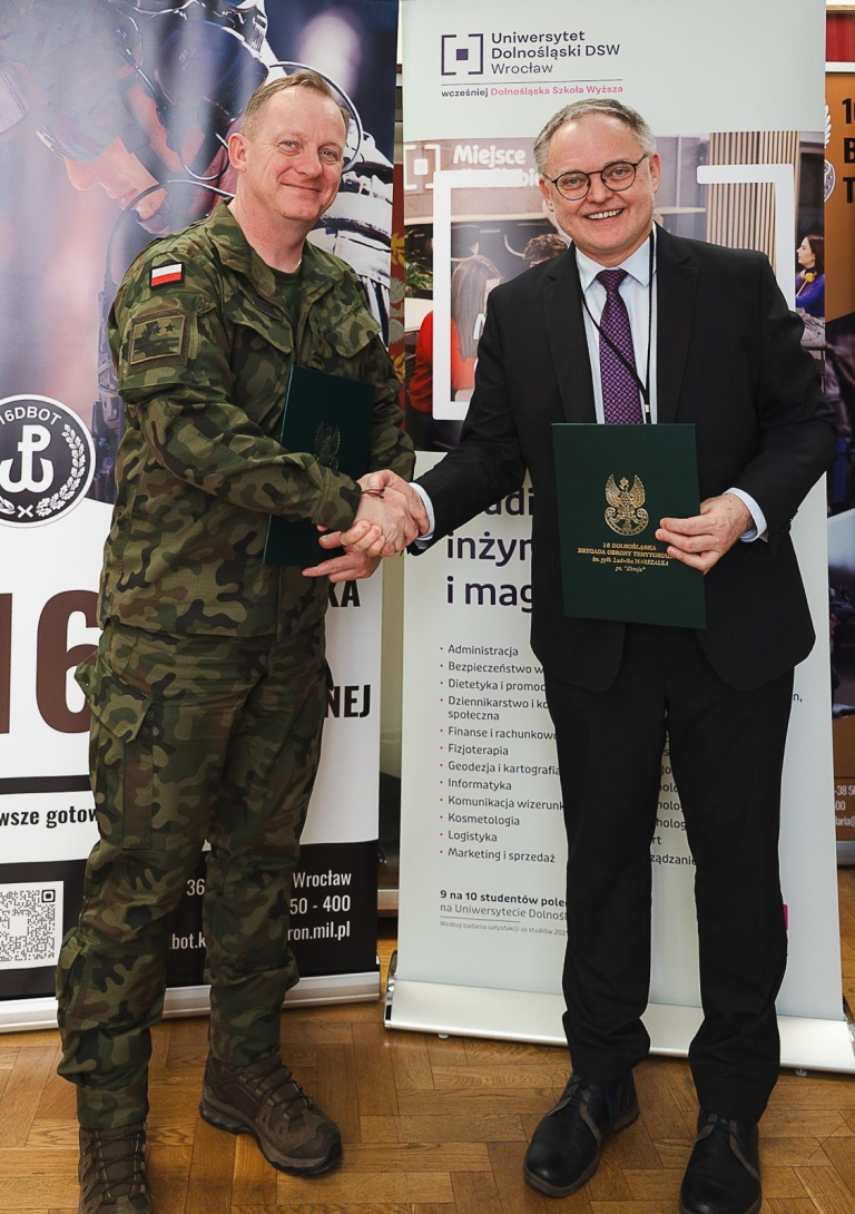 Zawarcie porozumienia o współpracy z 16 Dolnośląską Brygadą Obrony Terytorialnej im. ppłk. Ludwika Marszałka ps. „Zbroja” | Aktualności | Uniwersytet Dolnośląski DSW we Wrocławiu: podpisanie porozumienia o współpracy z 16 Dolnośląską Brygadą Obrony Terytorialnej im. ppłk. Ludwika Marszałka ps. „Zbroja”