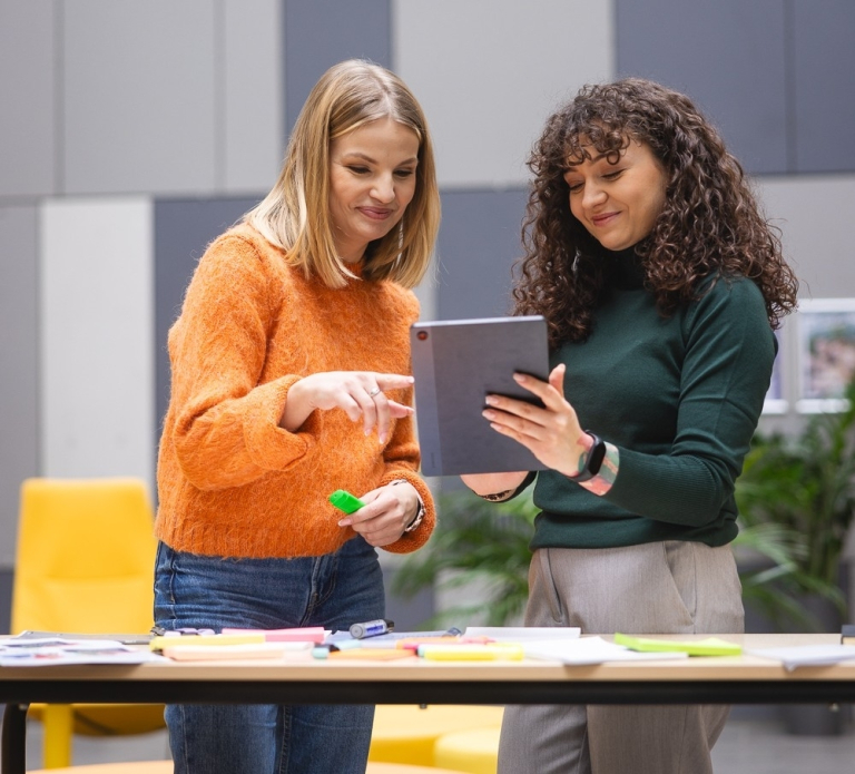 Bezpieczeństwo wewnętrzne | Studia I stopnia we Wrocławiu | Uniwersytet Dolnośląski DSW we Wrocławiu: dwie studencki oglądające na tablecie notatki
