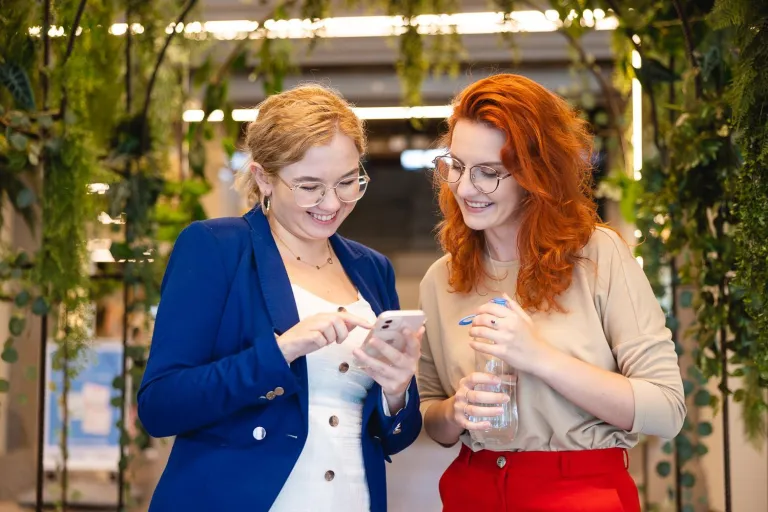 Wyniki wyszukiwania | Uniwersytet Dolnośląski DSW we Wrocławiu: Studentki patrzące w telefon