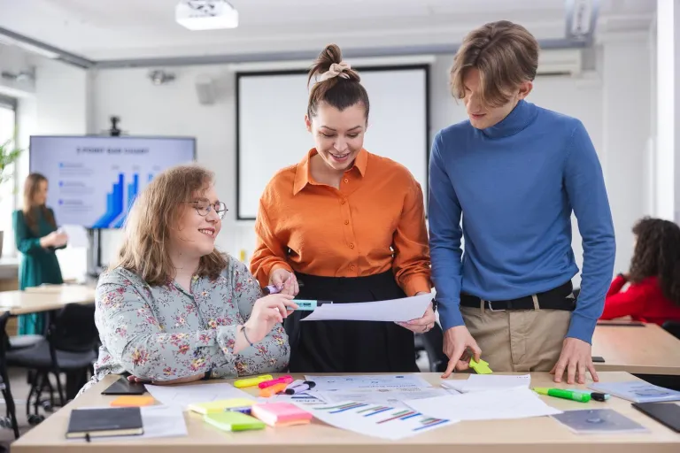 Studia I stopnia we Wrocławiu | Uniwersytet Dolnośląski DSW we Wrocławiu: Studenci na zajęciach