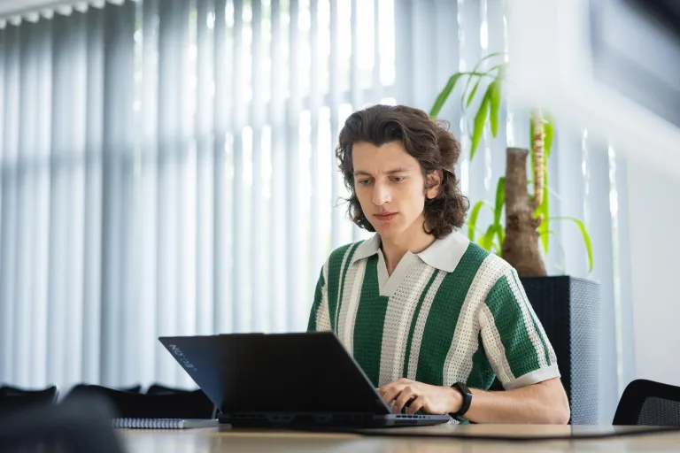 Cyfrowy uniwersytet | Uniwersytet Dolnośląski DSW we Wrocławiu: student przed komputerem