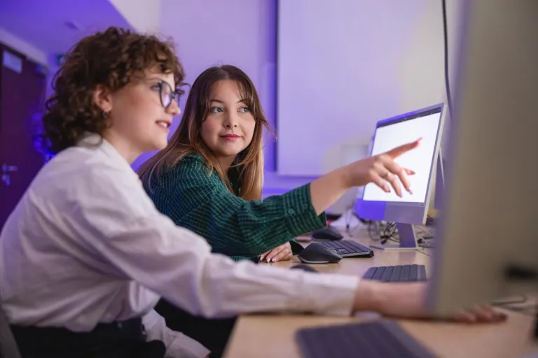 Cyfrowy uniwersytet | Uniwersytet Dolnośląski DSW we Wrocławiu: Studenci w sali komputerowej