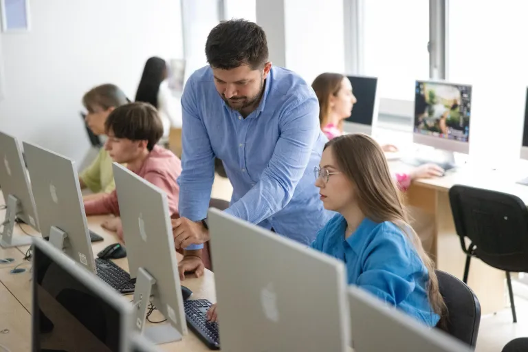 Program Firma | Uniwersytet Dolnośląski DSW we Wrocławiu: Studenci z wykładowcą 