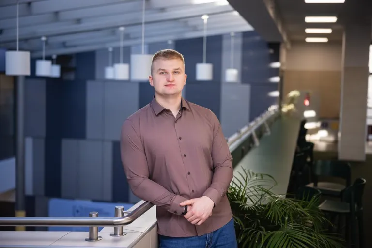 Główna grafika: Stypendia i zniżki - zdjęcie portretowe młodego mężczyzny