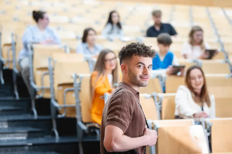 Studia I stopnia we Wrocławiu | Uniwersytet Dolnośląski DSW we Wrocławiu: Studenci na wykładzie 