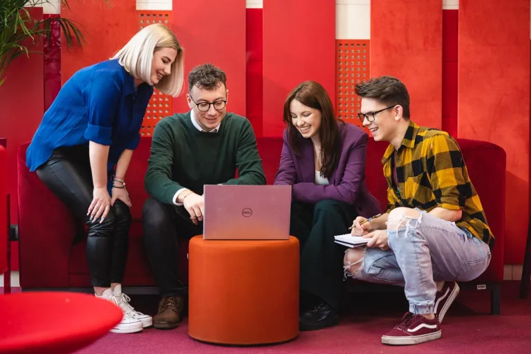 Nasze wartości | Uniwersytet Dolnośląski DSW we Wrocławiu: Studenci z wykładowcą 