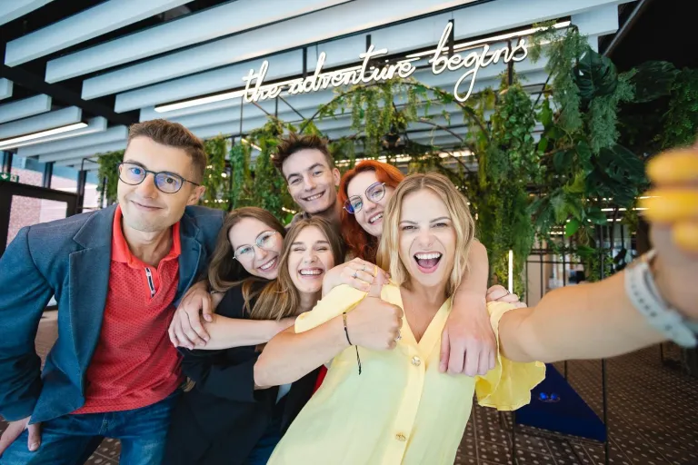 Samorząd Studencki | Uniwersytet Dolnośląski DSW we Wrocławiu: Studenci robiący sobie zdjęcie 