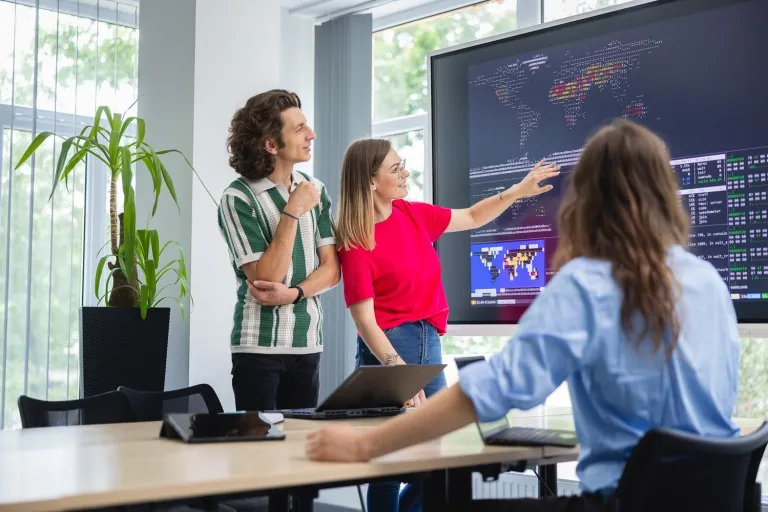 Programista gier komputerowych | Studia I stopnia we Wrocławiu | Uniwersytet Dolnośląski DSW we Wrocławiu: Studenci z opiekunem koła naukowego