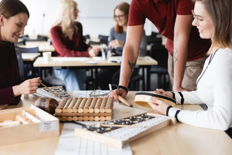 Organizacje i koła naukowe | Uniwersytet Dolnośląski DSW we Wrocławiu: Studenci w trakcie zajęć 