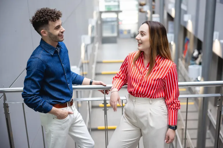 CA23112 Critical perspectives on career and career guidance | Uniwersytet Dolnośląski DSW we Wrocławiu: Grafika główna - studenci rozmawiający ze sobą