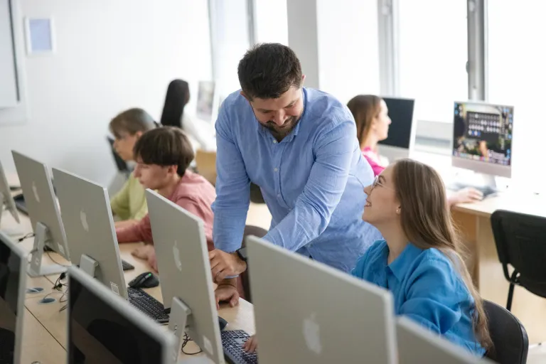 Projektowanie systemów informatycznych i analiza danych | Studia I stopnia we Wrocławiu | Uniwersytet Dolnośląski DSW we Wrocławiu: Główna grafika: Szkolenia i kursy - zajęcia z informatyki