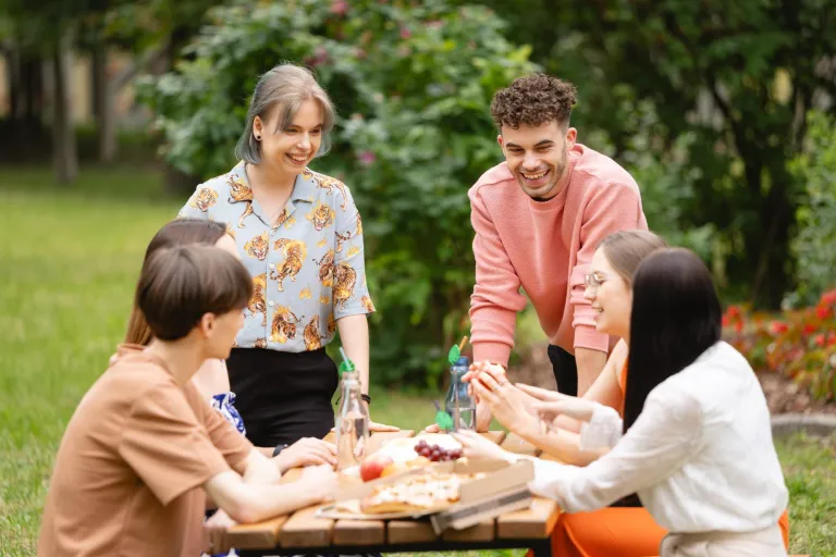 Strefa studenta | Uniwersytet Dolnośląski DSW we Wrocławiu: Studenci przy stole na dworze 