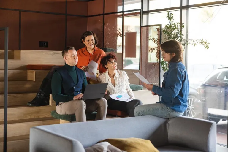 Doktorat we Wrocławiu | Uniwersytet Dolnośląski DSW we Wrocławiu: Główna grafika: Doktorat - studenci pracujący nad projektem