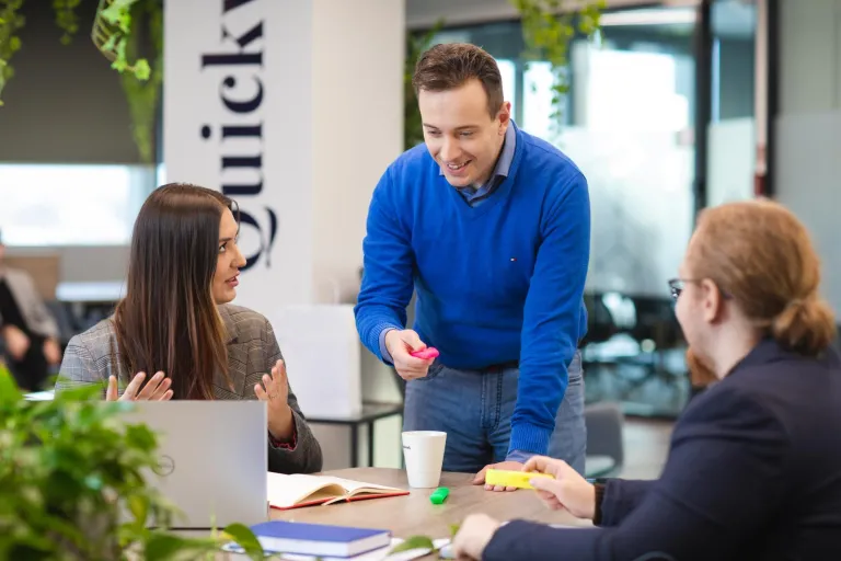 Szkolenia i kursy we Wrocławiu | Uniwersytet Dolnośląski DSW we Wrocławiu: Grafika główna - studenci podczas planowania biznesowego