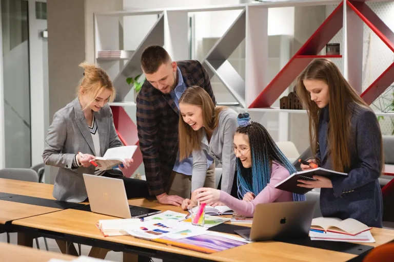 Studia jednolite magisterskie we Wrocławiu | Uniwersytet Dolnośląski DSW we Wrocławiu: Grafika główna: Zniżki i dofinansowanie szkolenia i kursy - studenci pracujący na projektem