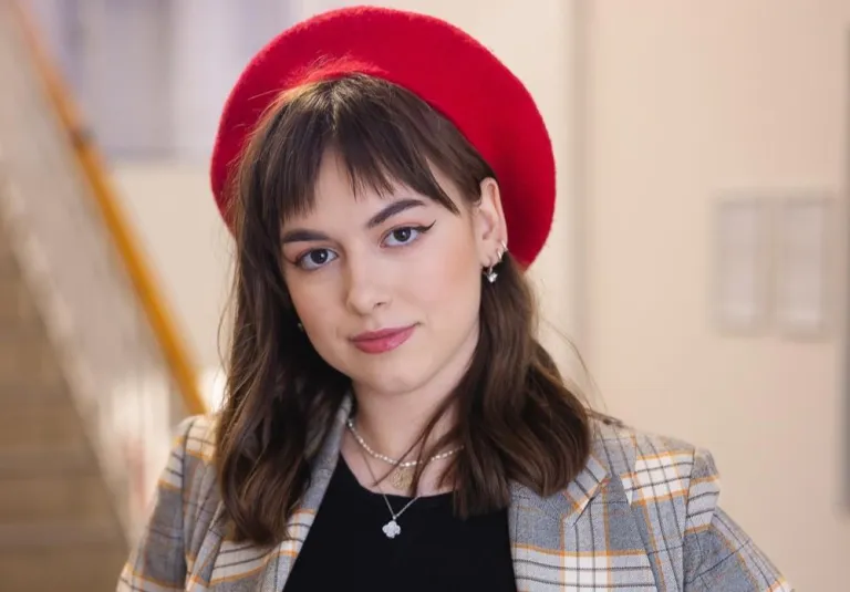 Produkcja i realizacja dźwięku | Studia I stopnia we Wrocławiu | Uniwersytet Dolnośląski DSW we Wrocławiu: Zdjęcie portretowe studentki w czerwonym berecie