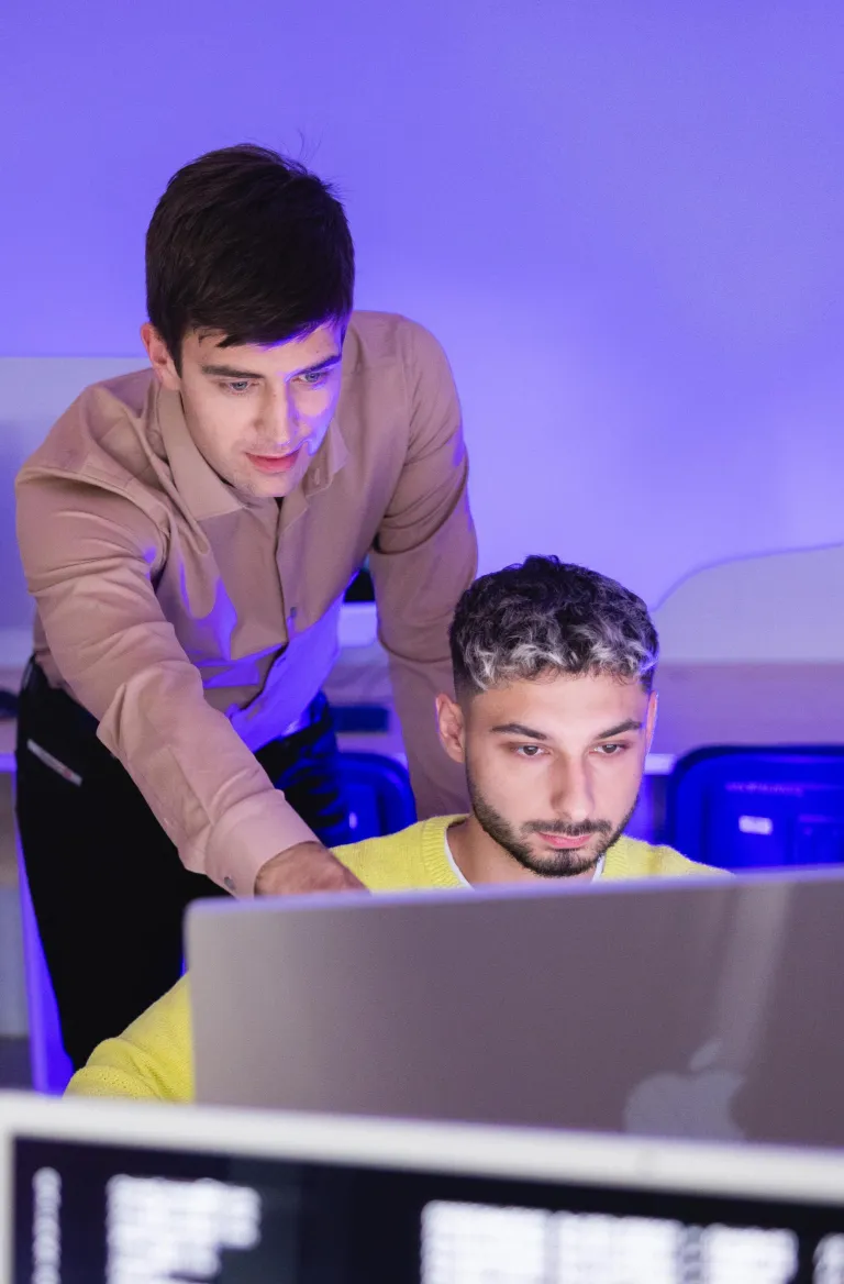 Informatyka w przemyśle 4.0 | Studia I stopnia we Wrocławiu | Uniwersytet Dolnośląski DSW we Wrocławiu: Wykładowca tłumaczący zadanie przy komputerze