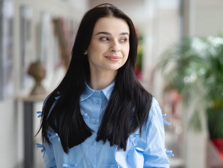 Personal Branding | Studia I stopnia we Wrocławiu | Uniwersytet Dolnośląski DSW we Wrocławiu: Studentka w niebieskiej koszuli w kokardki