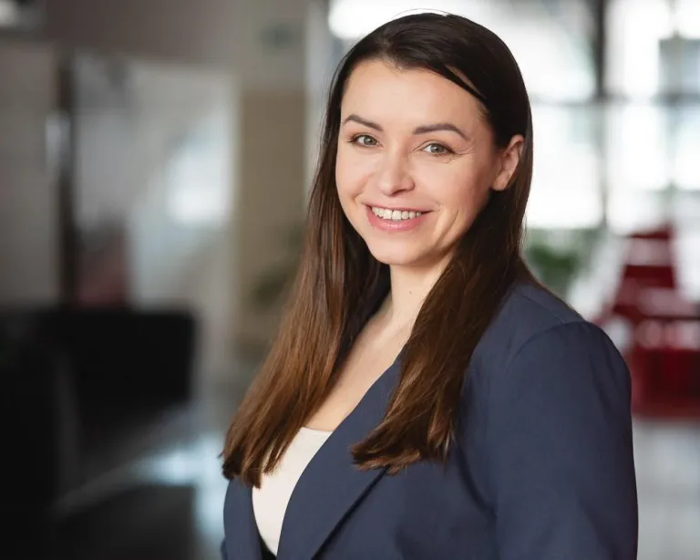 Analityka i optymalizacja finansowa | Studia I stopnia we Wrocławiu | Uniwersytet Dolnośląski DSW we Wrocławiu: studentka w grafitowej marynarce