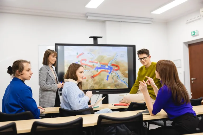 Geodezja i kartografia | Studia I stopnia we Wrocławiu | Uniwersytet Dolnośląski DSW we Wrocławiu: Grupa studentów podczas zajęć z geodezji i kartografii