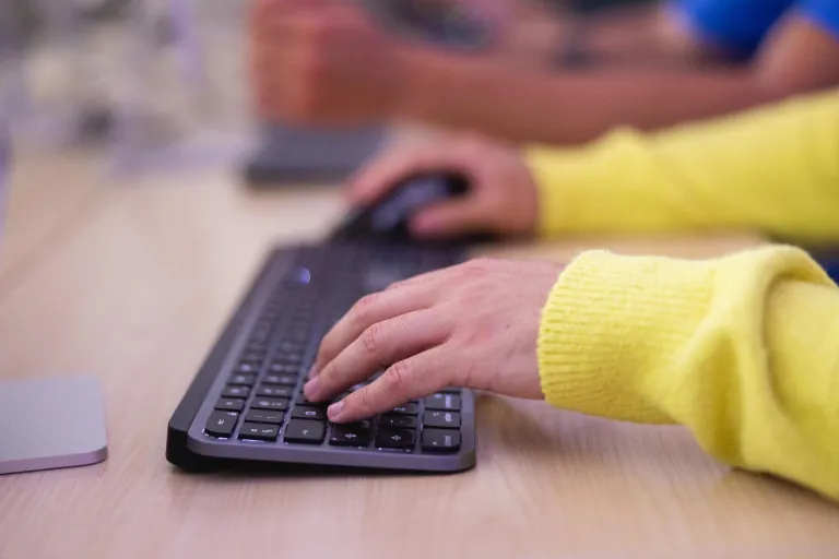 Informatyka w przemyśle 4.0 | Studia I stopnia we Wrocławiu | Uniwersytet Dolnośląski DSW we Wrocławiu: Dłonie na klawiaturze