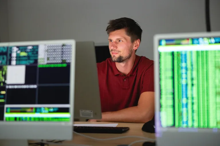 Inżynier systemów i sieci komputerowych | Studia I stopnia we Wrocławiu | Uniwersytet Dolnośląski DSW we Wrocławiu: Zdjęcie główne: informatyka - student przy komputerach