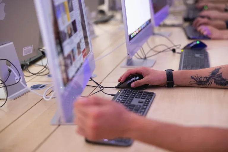 Animacja 3D | Studia I stopnia we Wrocławiu | Uniwersytet Dolnośląski DSW we Wrocławiu: Grafika główna: Druk 3D w przemyśle - zbliżenie na dłonie na klawiaturze