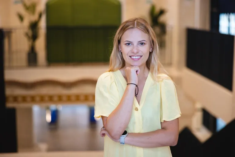 Komunikacja wizerunkowa | Studia I stopnia we Wrocławiu | Uniwersytet Dolnośląski DSW we Wrocławiu: zdjęcie portretowe studentki w żółtej sukience