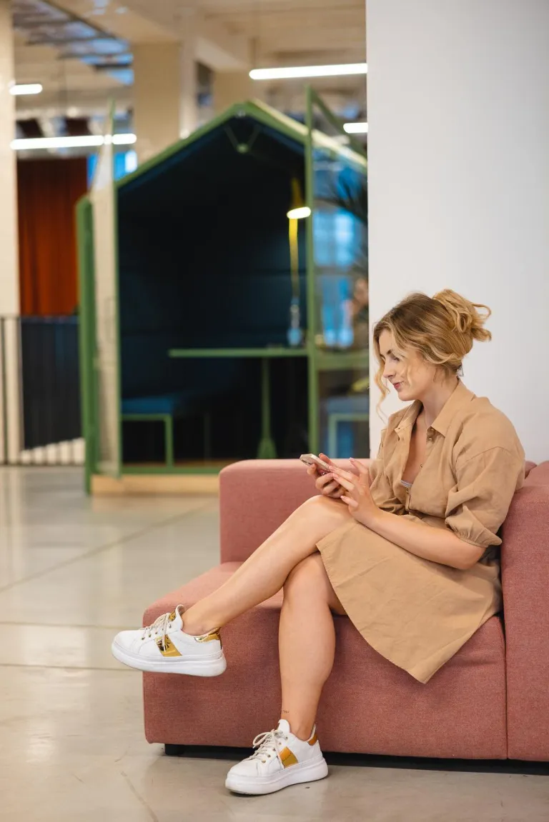 Kosmetologia | Studia I stopnia we Wrocławiu | Uniwersytet Dolnośląski DSW we Wrocławiu: Studentka siedząca na różowy fotelu