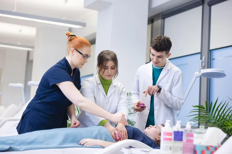 Kosmetologia | Studia I stopnia we Wrocławiu | Uniwersytet Dolnośląski DSW we Wrocławiu: Zajęcia z kosmetologii