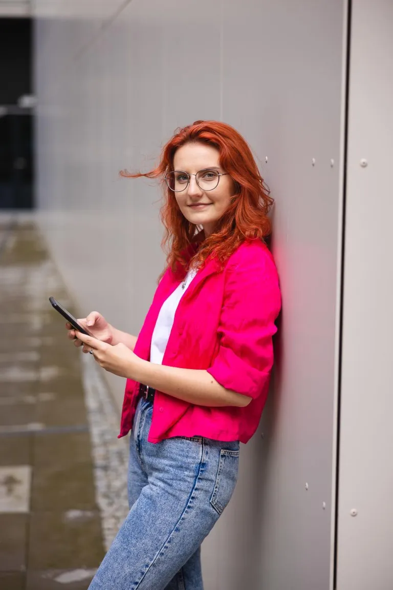 Biokosmetyka i terapie naturalne | Studia I stopnia we Wrocławiu | Uniwersytet Dolnośląski DSW we Wrocławiu: zdjęcie portretowe studentki w różowej koszuli