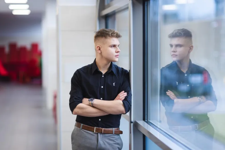 Wyniki wyszukiwania | Uniwersytet Dolnośląski DSW we Wrocławiu: Student w czarnej koszuli opierający się o okno