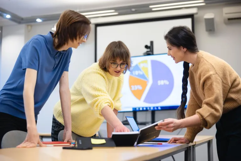 Marketing i sprzedaż | Studia I stopnia we Wrocławiu | Uniwersytet Dolnośląski DSW we Wrocławiu: Studenci podczas zajęć