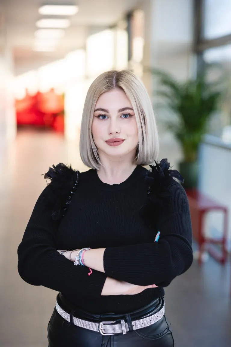 Grafika i multimedia | Studia I stopnia we Wrocławiu | Uniwersytet Dolnośląski DSW we Wrocławiu: Studentka w czarnej koszulce