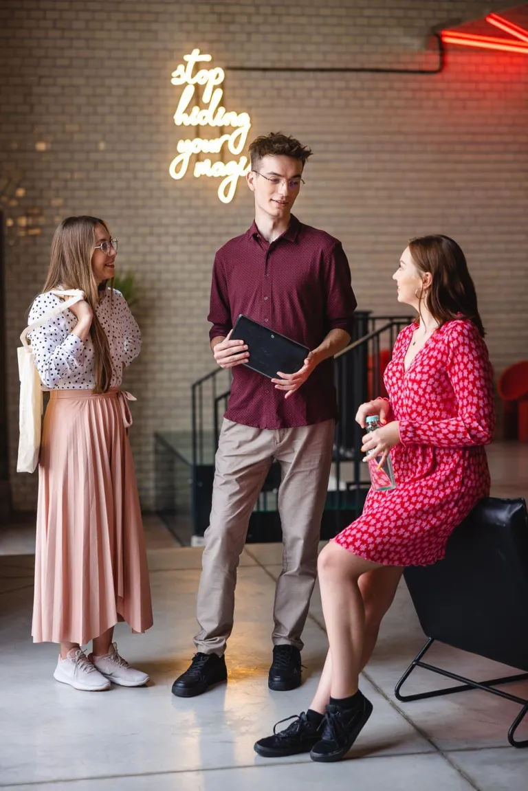 Komunikacja wizerunkowa i reklama z elementami AI | Studia I stopnia we Wrocławiu | Uniwersytet Dolnośląski DSW we Wrocławiu: trójka studentów rozmawiająca ze sobą