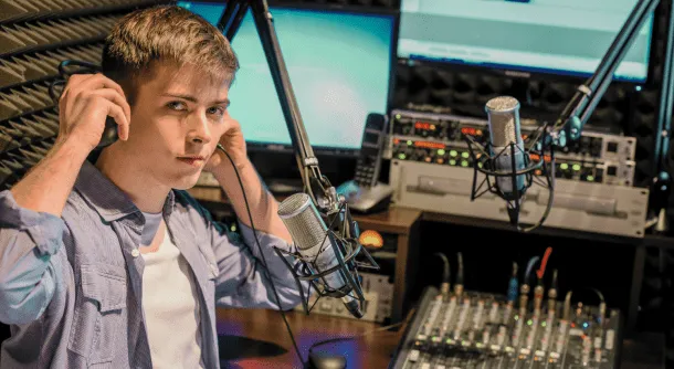 Wyniki wyszukiwania | Uniwersytet Dolnośląski DSW we Wrocławiu: student przy mikrofonie