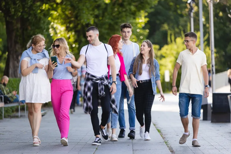 Wyniki wyszukiwania | Uniwersytet Dolnośląski DSW we Wrocławiu: studenci wspólnie idący przez Wrocław