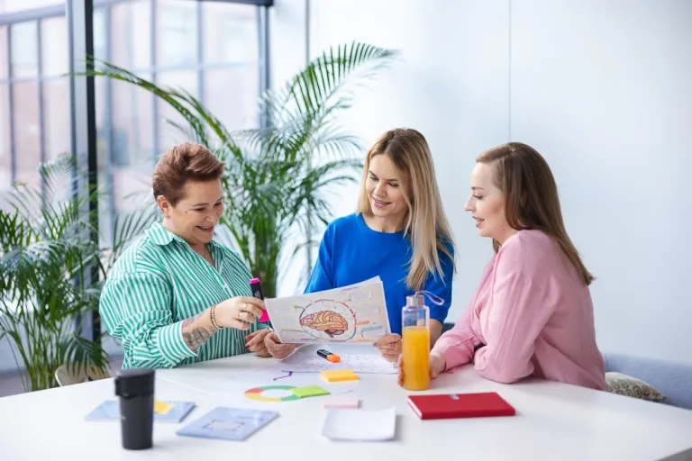 Zarządzanie projektami kreatywnymi | Studia I stopnia we Wrocławiu | Uniwersytet Dolnośląski DSW we Wrocławiu: grupa studentek pracująca nad projektem