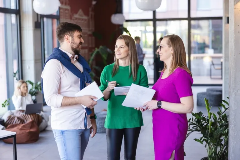 UX design | Studia I stopnia we Wrocławiu | Uniwersytet Dolnośląski DSW we Wrocławiu: studenci rozmawiający ze sobą na korytarzu