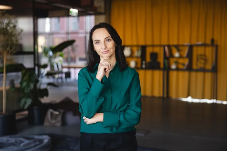 Wyniki wyszukiwania | Uniwersytet Dolnośląski DSW we Wrocławiu: studentka w zielonej koszuli