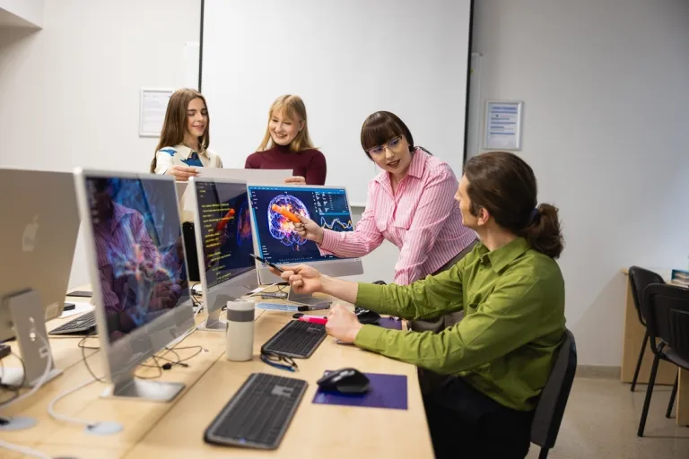 Psychologia i informatyka | Studia I stopnia we Wrocławiu | Uniwersytet Dolnośląski DSW we Wrocławiu: zajęcia w sali komputerowej