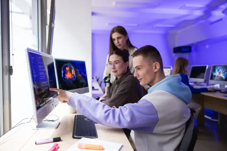 Psychologia i informatyka | Studia II stopnia we Wrocławiu | Uniwersytet Dolnośląski DSW we Wrocławiu: studenci w sali komputerowej