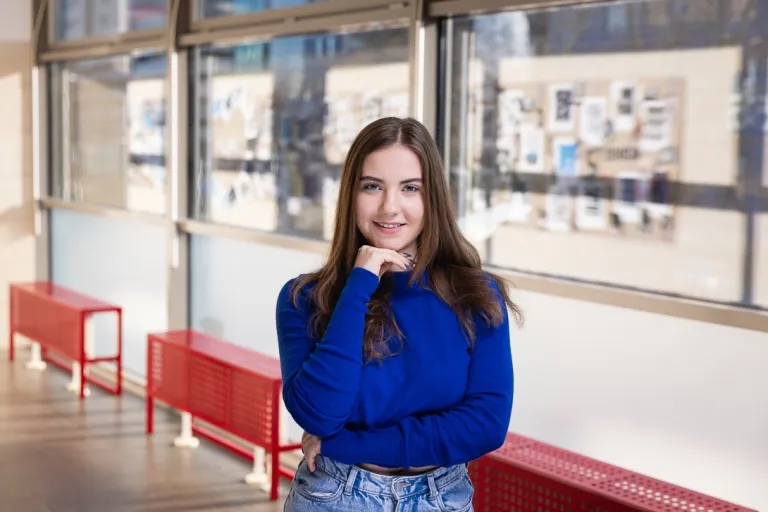 Zarządzanie zmianą i coaching transformacyjny | Studia I stopnia we Wrocławiu | Uniwersytet Dolnośląski DSW we Wrocławiu: uśmiechnięta studentka w granatowym swetrze i brązowych włosach