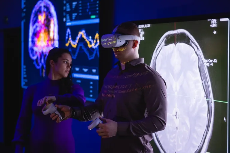 Studenci podczas zajęć z okularami VR