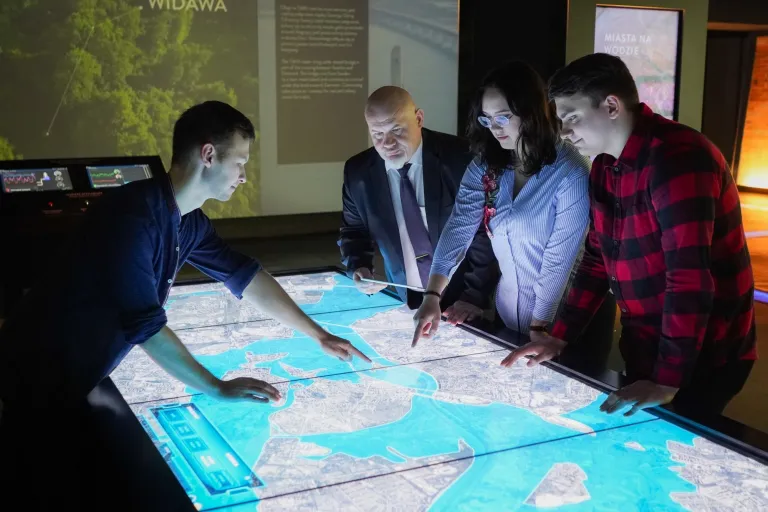 Bezpieczeństwo państwa | Studia I stopnia we Wrocławiu | Uniwersytet Dolnośląski DSW we Wrocławiu: zajęcia z bezpieczeństwa narodowego, studenci wspólnie studiują mapę świata